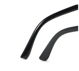 Vista dettagliata dell'asta degli occhiali nera, con design curvo liscio e finitura elegante.