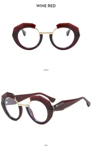 Vista detallada de gafas ópticas de polígono irregular con montura burdeos y puente dorado.