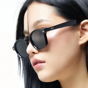 Gafas de sol casuales simples con remaches, montura de estilo japonés de tendencia.