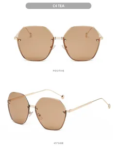 Primer plano detallado de gafas de sol poligonales sin montura con lentes doradas y oro.