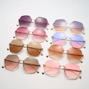 Gafas de sol oversize degradadas de moda para mujer, protección UV sin montura elegante.