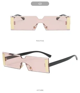 Détail de lunettes de soleil carrées sans monture rose, élégant accent doré.