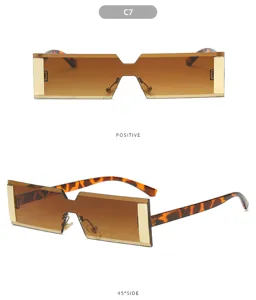 Lunettes de soleil masque plates tendance avec verres dégradés et branches écaille.