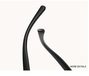 Gros plan détaillé des branches de lunettes de soleil noires, avec des courbes douces et un design.