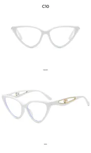 Detailansicht der modischen weißen Katzenaugen-Brille mit hohlem Perlenbügel und Gestell.
