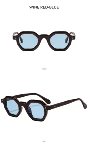 Viereckige Vintage Sonnenbrille mit weinrotem Gestell und blauen Gläsern, stylisch.