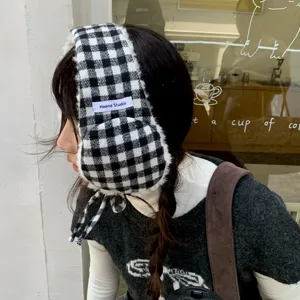 Chauffe-oreilles en peluche à carreaux noirs et blancs, chauds d'hiver, style de mode.