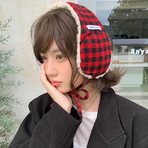 Chauffe-oreilles à carreaux douillets avec doublure douce, parfaits pour l'hiver et le style.