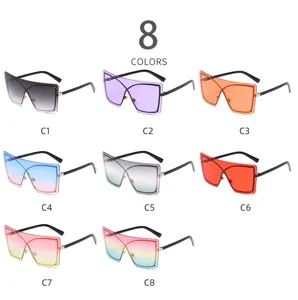 Vista detallada de gafas de sol oversize con lentes degradadas multicolor y montura sin borde.