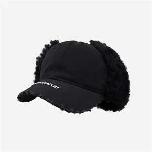 Cappellino da baseball invernale nero con paraorecchie in peluche e visiera logora.