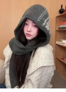 Cagoule en tricot epais gris fonce avec echarpe integree, accessoire de tete chaud d'hiver.