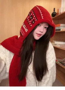 Vue de détail d'une cagoule en tricot rouge confortable, bonnet écharpe chaud d'hiver