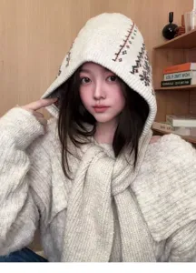 Détail de la cagoule en tricot douillette avec tissu chaud et style motif nordique.