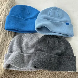 Einfarbige weiche Strickmütze Set, warme kuschelige Winterschlupfmütze für Damen und Herren.
