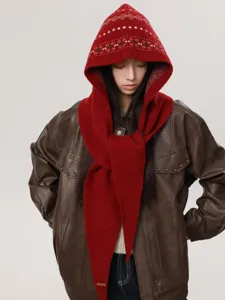 Acogedora bufanda de punto con capucha roja y patrón fair isle, accesorio de invierno.