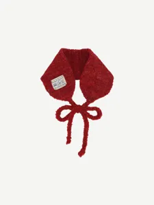 Tour de cou et protège-oreilles en tricot rouge avec lien noué, accessoire chaud d'hiver vue détaillée.
