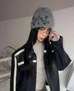 Punk Style Strickmütze mit kreuzförmigem Design und Lederjacke für den Streetwear Look.