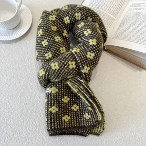 Detailansicht des retro doppelseitigen Strick-Jacquard-Schals, warmes Winteraccessoire.