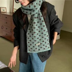 Gemütlicher Retro Strickschal für den Winter mit Blumenmuster, weich und warm im Alltag.