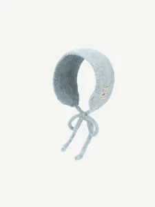 Vue détaillée du bonnet tricoté bleu clair avec rabats d'oreilles et attaches sous le menton.