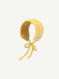 Vue détaillée des cache-oreilles en tricot jaune avec liens, accessoire chaud d'hiver doux.