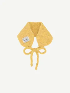 Détail de chauffe-oreilles tricoté col amovible, écharpe d'hiver jaune avec joli design de lien.