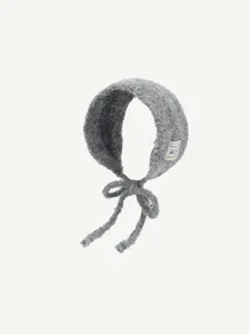 Bonnet tricoté gris pour bébé avec oreillettes et liens mignons, bonnet d'hiver chaud et confortable.