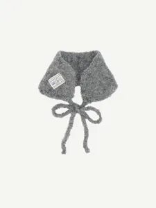 Vue détaillée du chauffe-cou en tricot duveteux gris avec de jolies liens et étiquette.