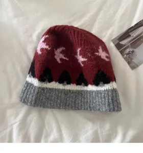 Detailansicht der Retro Jacquard Strickmütze, dicke warme Woll Wintermütze im Blockdesign.
