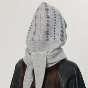 Cálida bufanda con capucha de punto gris con diseño vintage para el frío invierno.