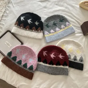 Retro Jacquard Strickmützen Set flach gelegt, gemütliche Herbst Winter Wollmützen.