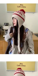 Détail de bonnet tricoté style coréen avec cache-oreilles et pompon pour femme hiver.