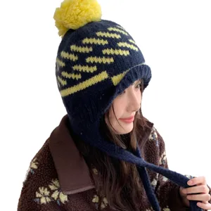 Bonnet tricoté à pompon avec cache-oreilles style coréen pour femme, chaud et tendance.