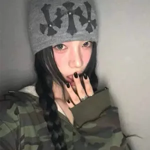 Punk Stil graue Strickmütze mit Kreuz Muster und Nieten, coole Streetwear Mütze für Damen.