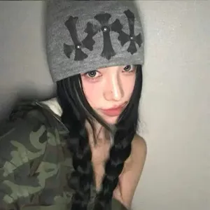 Graue Strickmütze mit Kreuz Nieten, Punk Style Streetwear Wintermütze für Damen und Herren.