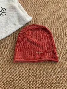 Primo piano del berretto in maglia ondulata retrò con risvolto, che mostra la trama e il dettaglio.