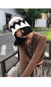 Vue détaillée du élégant chapeau de pêcheur en tricot Fair Isle porté à l'extérieur.