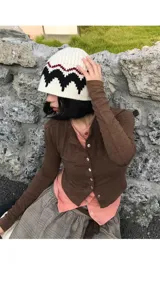 Vue détaillée d'un chapeau de pêcheur en tricot Fair Isle, style hiver, laine et jacquard.