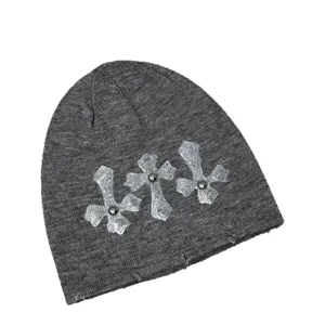 Detailansicht der dunkelgrauen Punk Strickmütze mit Nieten und Kreuzen für den Winter.