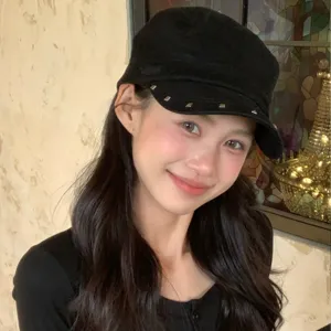 Gorra militar plana negra con tachuelas para mujer, elegante boina retro de estilo urbano.