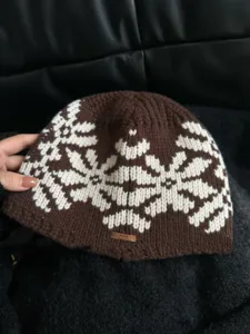 Vintage πλεκτό σκουφί με jacquard σχέδιο νιφάδας χιονιού, ζεστό χειμερινό αξεσουάρ λεπτομέρειας.
