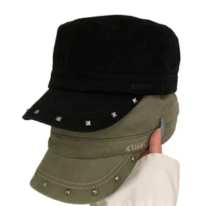 Gorra plana negra y verde de estilo americano con remaches metálicos, sombrero vintage.