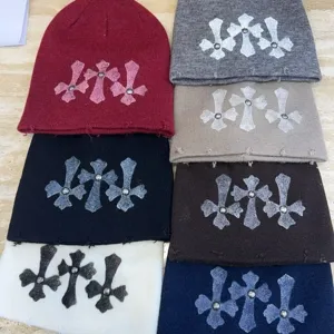 Punk Nieten Strickmütze mit Kreuz Design Winter warme Freizeithut Hauptprodukt Ansicht