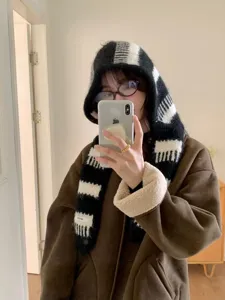 Donna inverno nero bianco a righe lavorato a maglia cappuccio sciarpa simpatico calmo