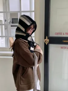 Sciarpa con cappuccio a righe bianco e nero berretto invernale caldo per donna dettagli.