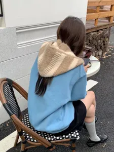 Comoda sciarpa con cappuccio in maglia da donna, calda cuffia invernale con motivo a righe.