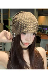 Retro karierte Slouch Beanie Mütze Detail, lässiges braunes Karo Design für Damen Sommer.