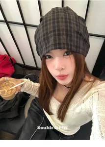 Retro plaid head wrap hat for women, versatile face-slimming autumn fashion beanie cap style.