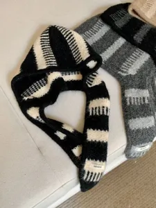 Berretto in maglia con orecchie di coniglio sciarpa con cappuccio a righe dettaglio
