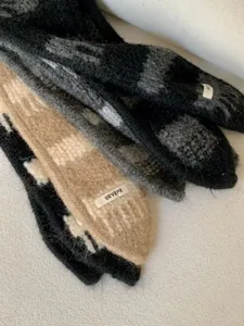Morbida sciarpa in maglia a quadri con etichetta, accessorio di moda invernale per donna.